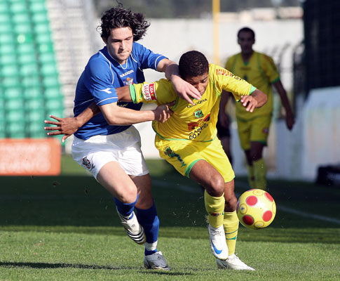 Edson do Paços de Ferreira disputa a bola com Seninho do Rebordosa  em jogo da Taça