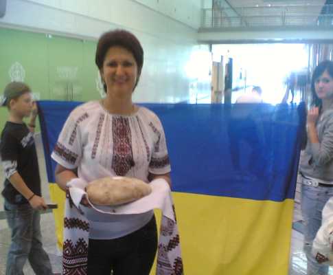 Ucrânianos à chegada do Dínamo Kiev a Portugal