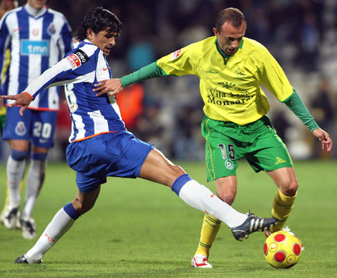 Lucho (F.C. Porto) e Alex (Naval) em luta pela bola