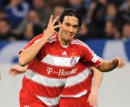 Luca Toni (Bayern Munique) festeja golo marcado ao Schalke 04