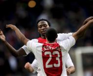 Evander Sno e Leonardo festejam vitória do Ajax sobre Sparta Roterdão 5-2