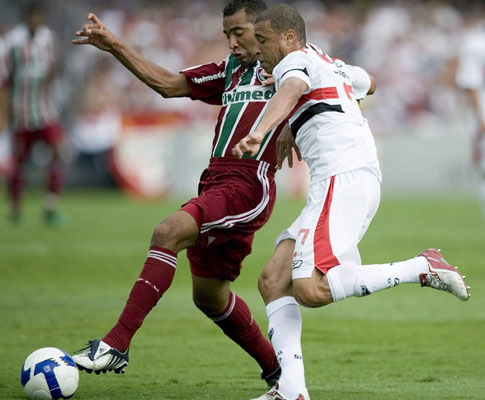 Jorge Wagner (São Paulo FC) pressionado por Wellington Monteiro (Fluminense)