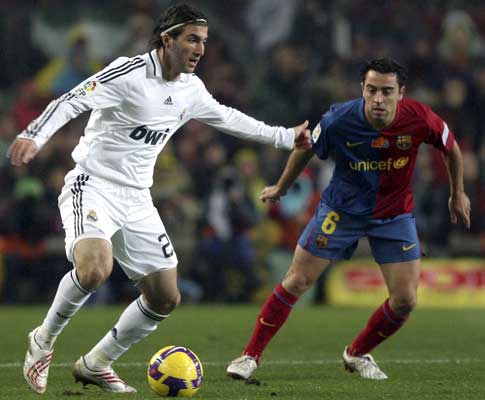 Xavi (Barcelona) e Higuain (Real Madrid) em Camp Nou