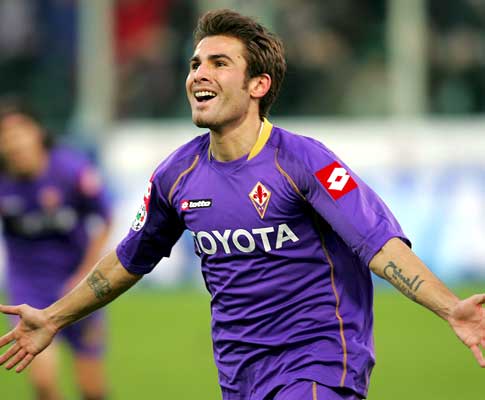 Adrian Mutu, da Fiorentina, festeja o golo marcado ao Catania