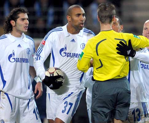 Árbitro expulsa Jermaine Jones do Schalke 04, frente ao Hoffenheim