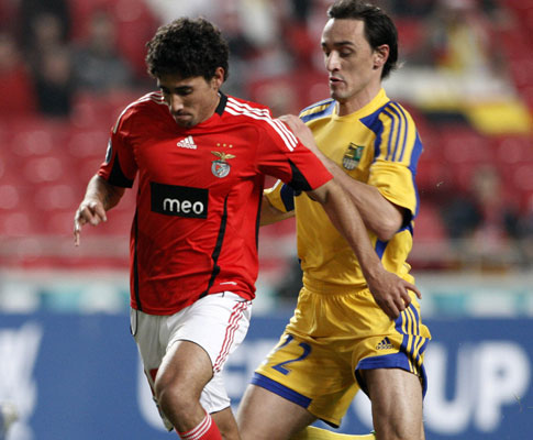Urreta (Benfica) pressionado por Obradovic (Metalist)
