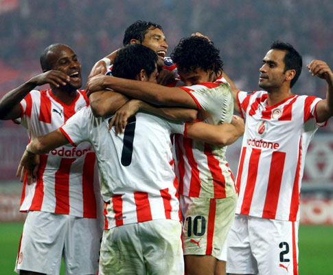 festa do Olympiakos depois da vitória sobre o Hertha na Taça UEFA