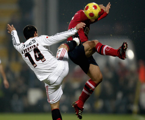 Maxiu Pereira (Benfica) em luta com Delfim (Trofense)