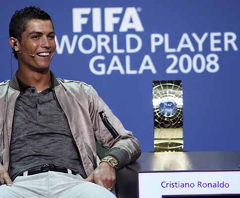Cristiano Ronaldo ao lado do prémio da FIFA
