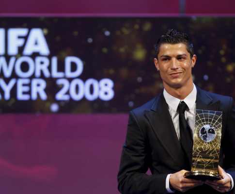 Ronaldo com o prémio de FIFA World Player
