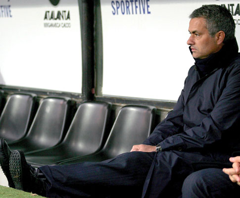 José Mourinho incrédulo com a derrota do Inter em Bergamo (1-3)