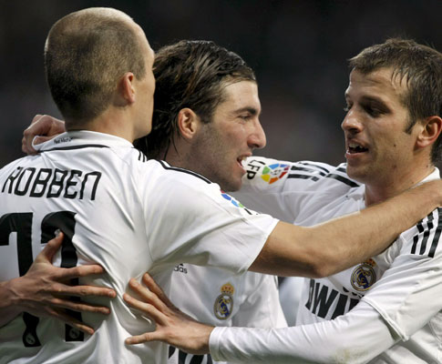Higuain festeja triunfo do Real Madrid com Robben e Van der Vaart