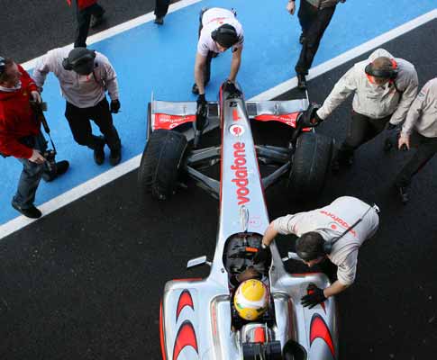 Hamilton testa o novo McLaren no Algarve