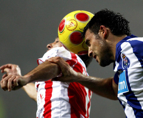 Zé Manel (Leixões) em luta com Benítez (F.C. Porto)