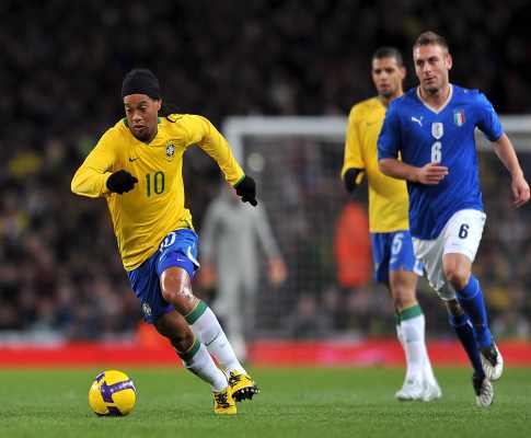 Ronaldinho foge de De Rossi