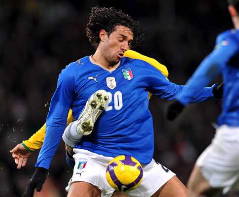 Luca Toni tenta proteger a bola