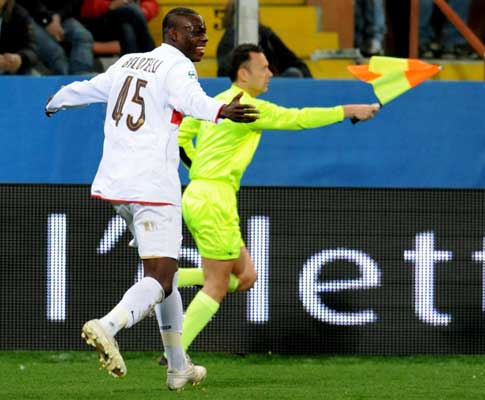Balotelli comemora golo no Génova-Inter