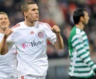 Podolski, do Bayern, festeja golo ao Sporting em Munique