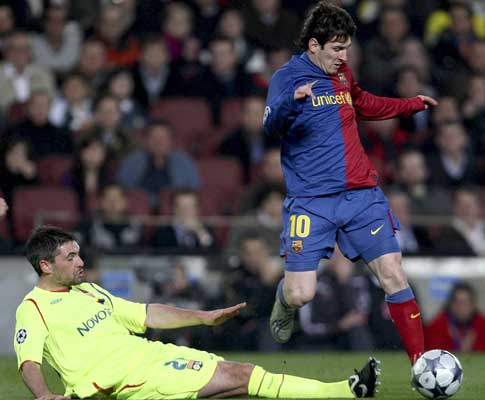 Lionel Messi (Barcelona) para por Jeremy Toulalan (Lyon)