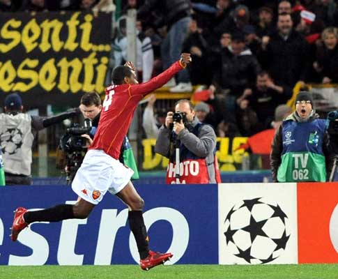Juan (Roma) festeja golo marcado ao Arsenal