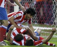 «Kun» Aguero festeja golo com os companheiros de equipa