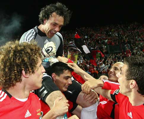 Benfica festejou em redor de Quim a vitória na Taça da Liga