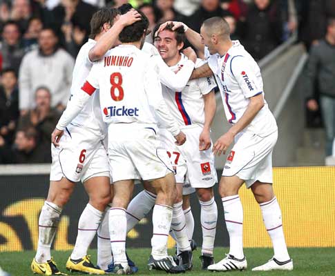 Lyon festeja vitória e regresso ao topo da classificação