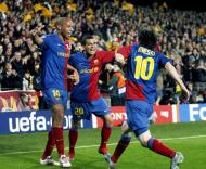 Henry, Daniel Alves e Messi, durante o Barcelona-B. Munique
