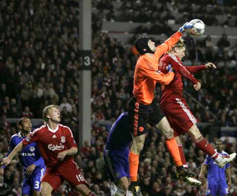Petr Cech com Torres, durante o Liverpool-Chelsea