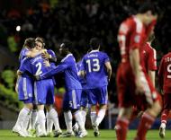 Ivanovic entre os colegas de equipa, durante o Liverpool-Chelsea