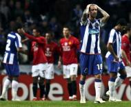 Raúl Meireles nãoe scondeu desilusão depois da derrota diante do United