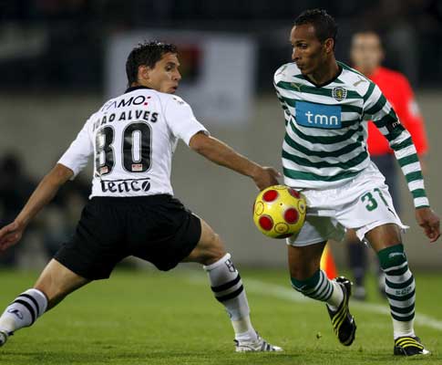 Liedson (Sporting) passa por João Alves (V. Guimarães)