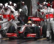 Lewis Hamilton durante uma paragem nas boxes