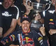 Vettel festeja triunfo com a equipa