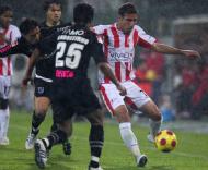 Hugo Morais (Leixões) disputa a bola com Andrezinho (V. Guimarães).