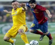 Messi e Lampard lutam pela bola