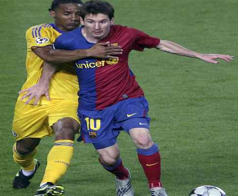 Messi em luta com Malouda