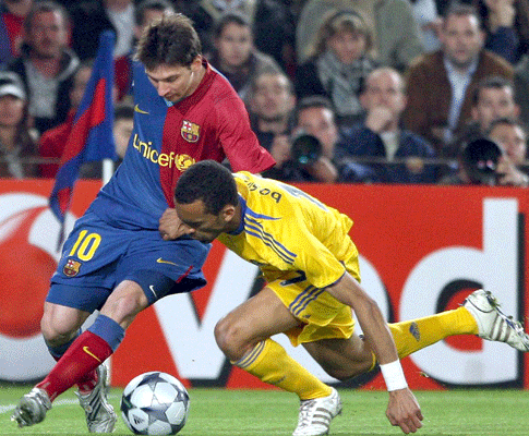 Bosingwa e Messi no Barcelona-Chelsea