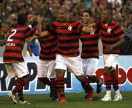 Adriano festeja com Ibson e companhia no Flamengo