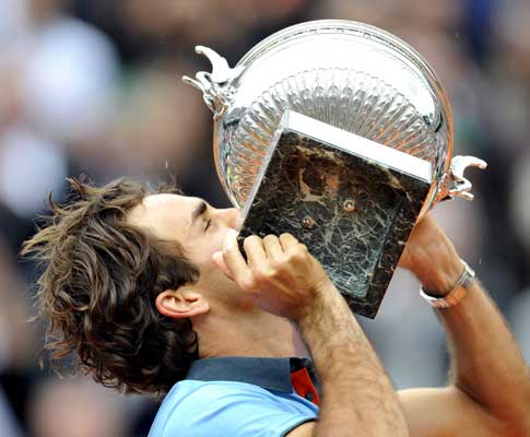 Roland Garros: Roger Federer com o troféu mais ambicionado