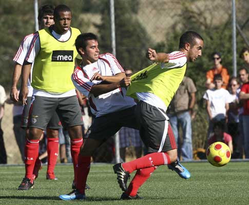 Saviola trava Ruben Amorim no treino do Benfica