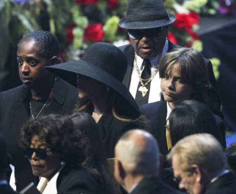 Joe Jackson e Katherine Jackson com o neto Prince Michael, filho mais velho do cantor nas cerimónias fúnebres de Michael Jackson(Lusa/Epa)