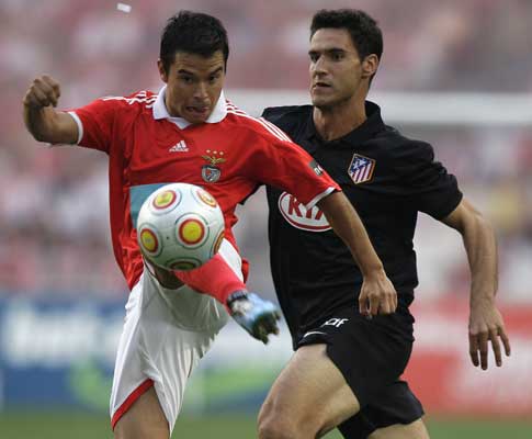Saviola (Benfica) pressionado por Pablo (At. Madrid)