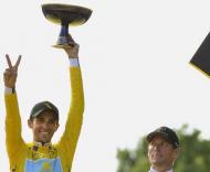 Contador festeja sob o olhar de Armstrong
