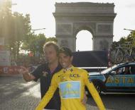 Alberto Contador junto ao Arco do Triunfo depois da vitória no Tour