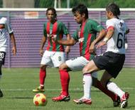 Roberto Sousa protege a bola de Tiago
