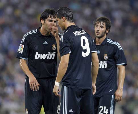 Ronaldo e Kaká à conversa no decorrer do jogo com o Espanhol