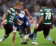 F.C. Porto-Sporting: Hulk entre Veloso e Abel
