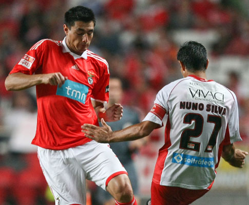 Benfica-Leixões: Cardozo com Nuno Silva