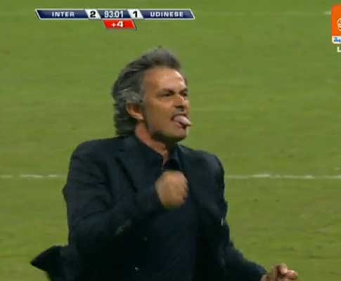 Mourinho deu largas à alegria depois da vitória sobre a Udinese